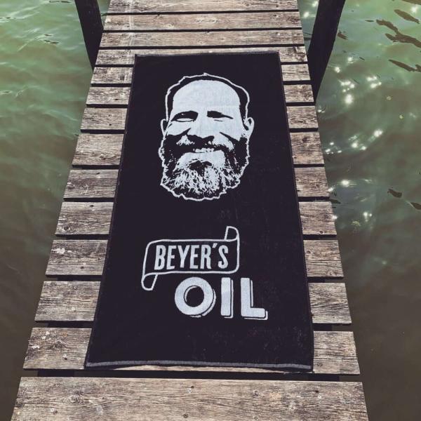 Beyer's Oil Handtuch auf einem Steg am Fluß