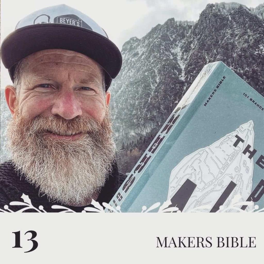 Bastian Beyer mit dem Buch Makers Bible über die Alpen