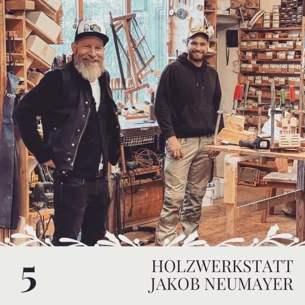 Bastian Beyer mit Jakob Neumayer in der Werkstatt